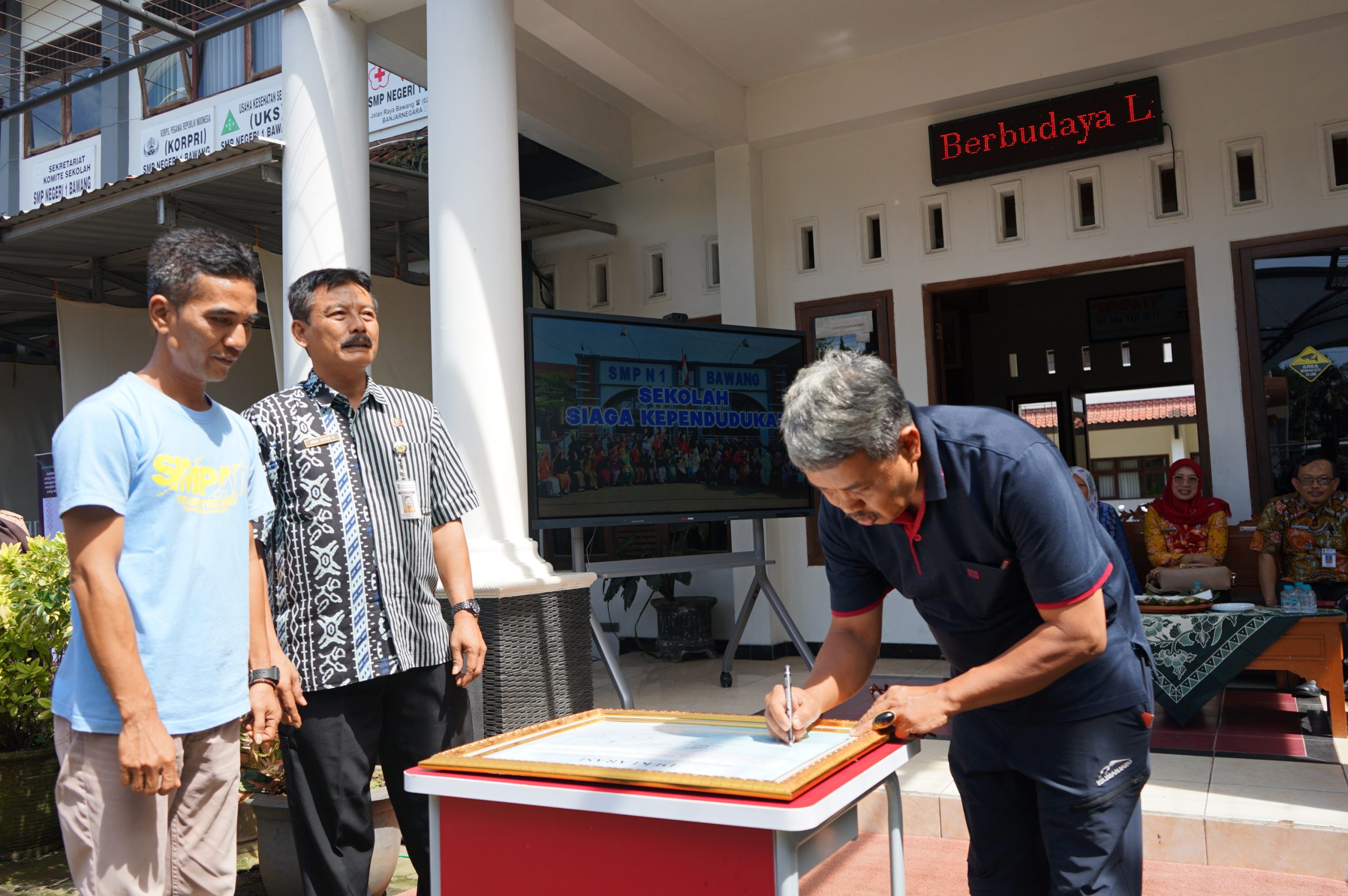 Featured image for SMP 1 Bawang Deklarasi Sekolah Siaga Kependudukan dan Gelar Artistics Fest Selama 2 Hari