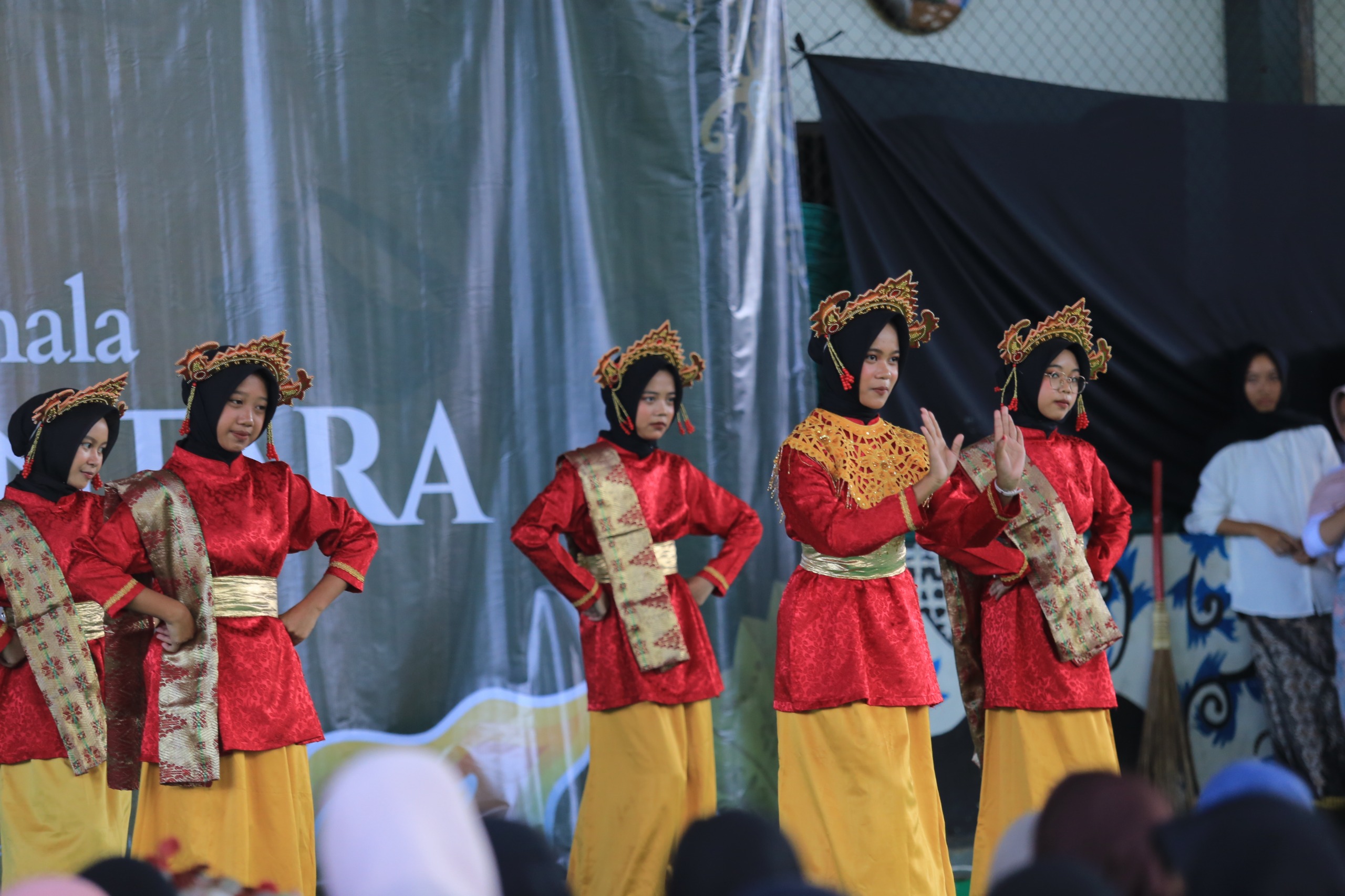 Featured image for SMP Negeri 1 Bawang Gelar Pesona Budaya Nusantara dan Fashion Show Baju Adat