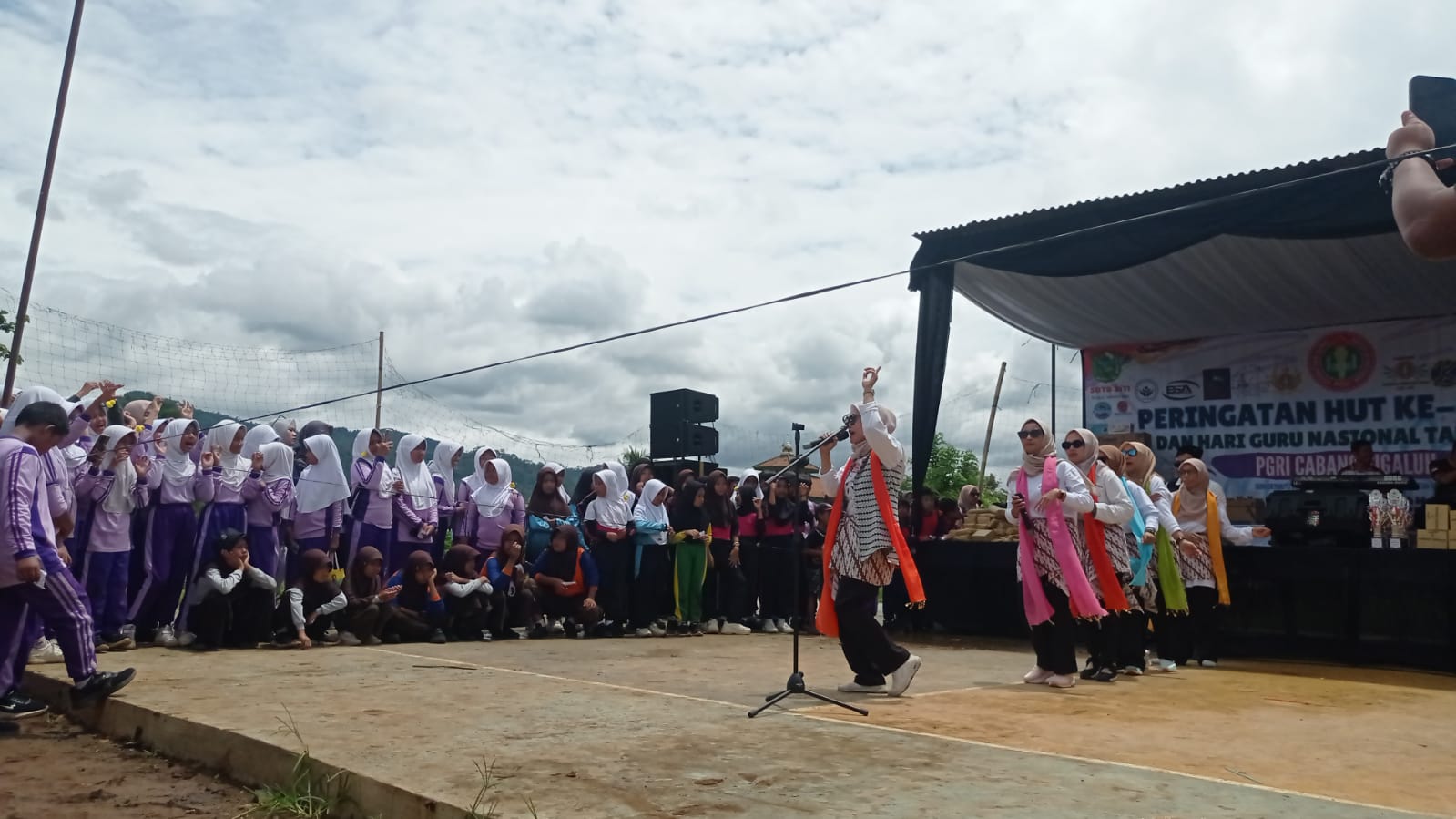 Featured image for Ratusan Guru dan Siswa di Sigaluh Peringati Hari Guru Dengan Meriah