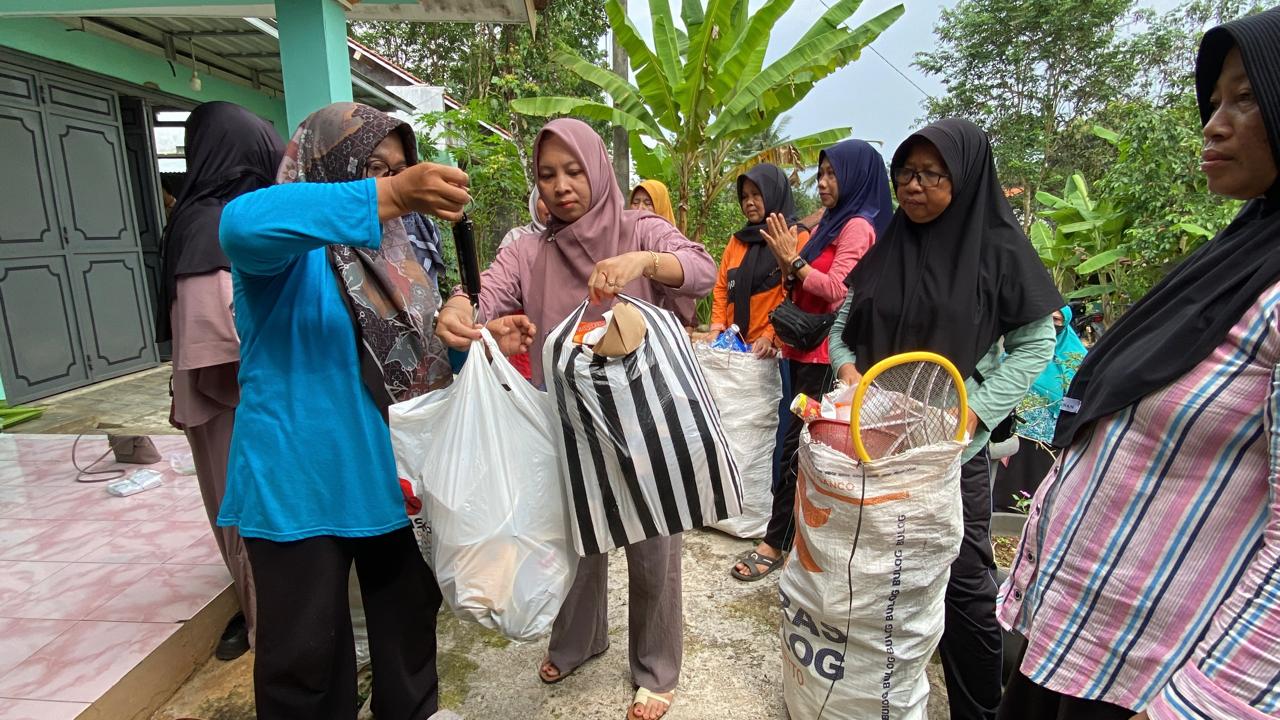 Featured image for Kreatif, Ibu-ibu PKK Desa Karangsalam, Banjarnegara Ubah Sampah jadi Rupiah