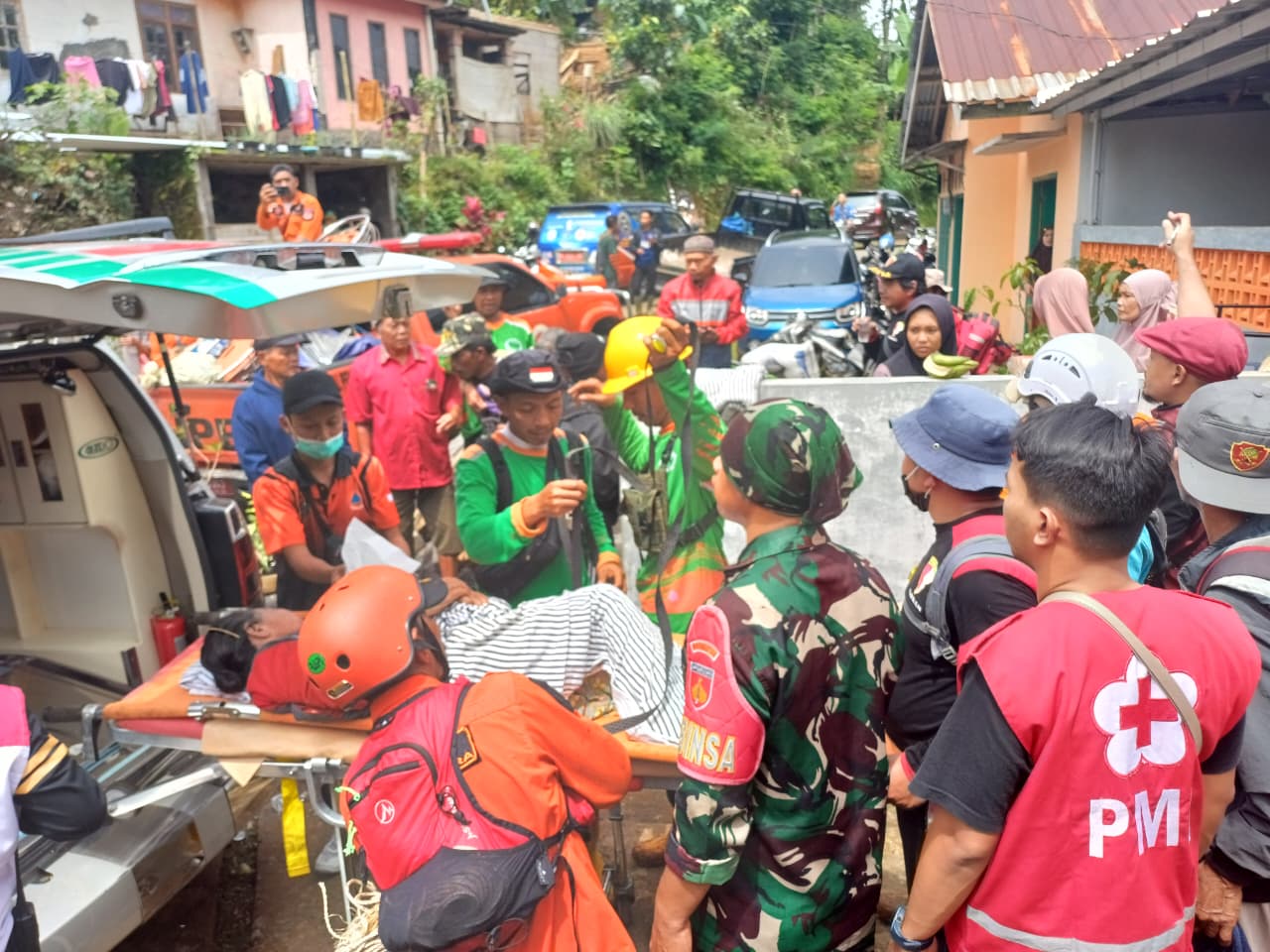 Featured image for PMI Banjarnegara Terjunkan Puluhan Relawan, Respon Cepat Tanggap Darurat Longsor Situkung
