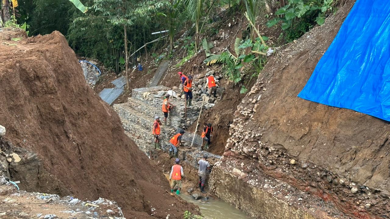 Featured image for Pasca Jebol, Perbaikan Talud Saluran Air Siwuluh di Ampelsari Terus Dikebut