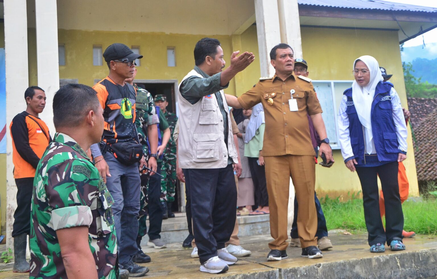 Featured image for Gubernur Lutfi Tinjau Longsor Pandanarum, Huntara Siap dalam 3 Hari